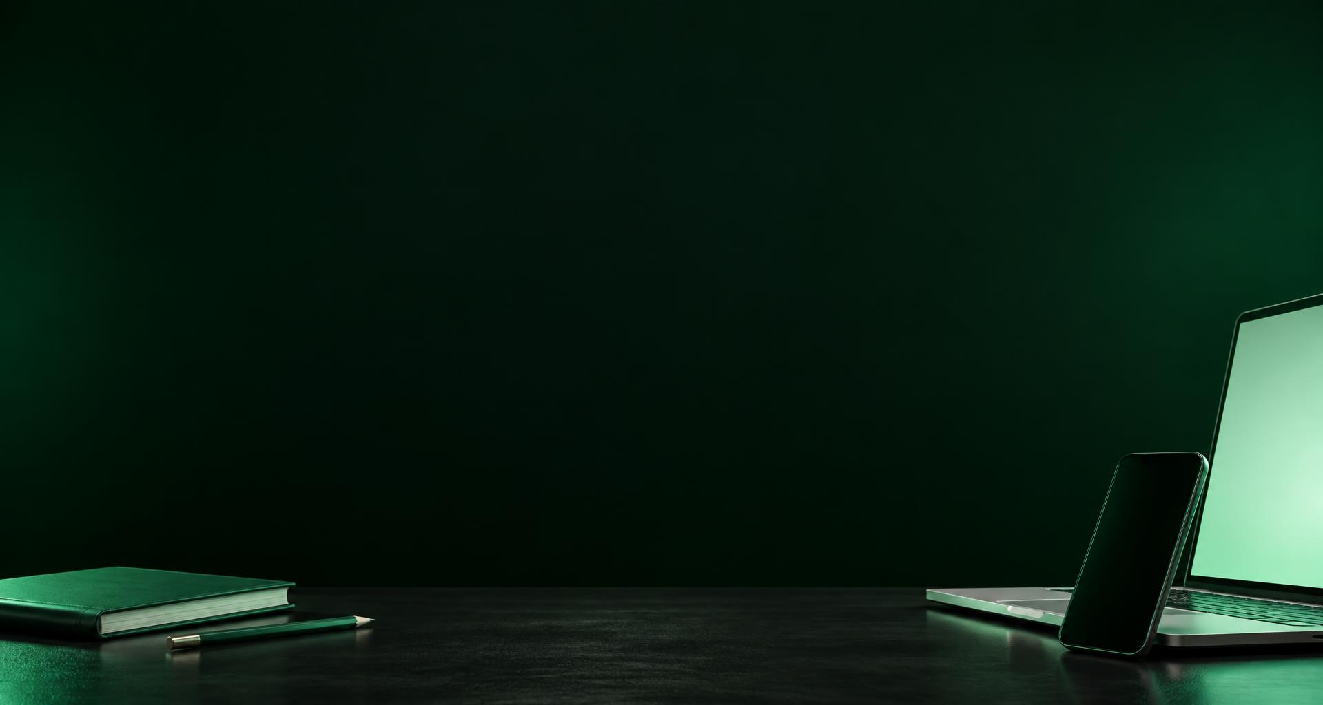 Ordinateur, téléphone et carnet dans l’univers vert de KPÉKPÉ